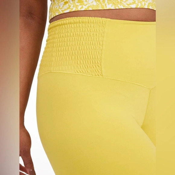 OFFLINE By Aerie Real Me Smocked Legging size medium chartreuse - Picture 3 of 12